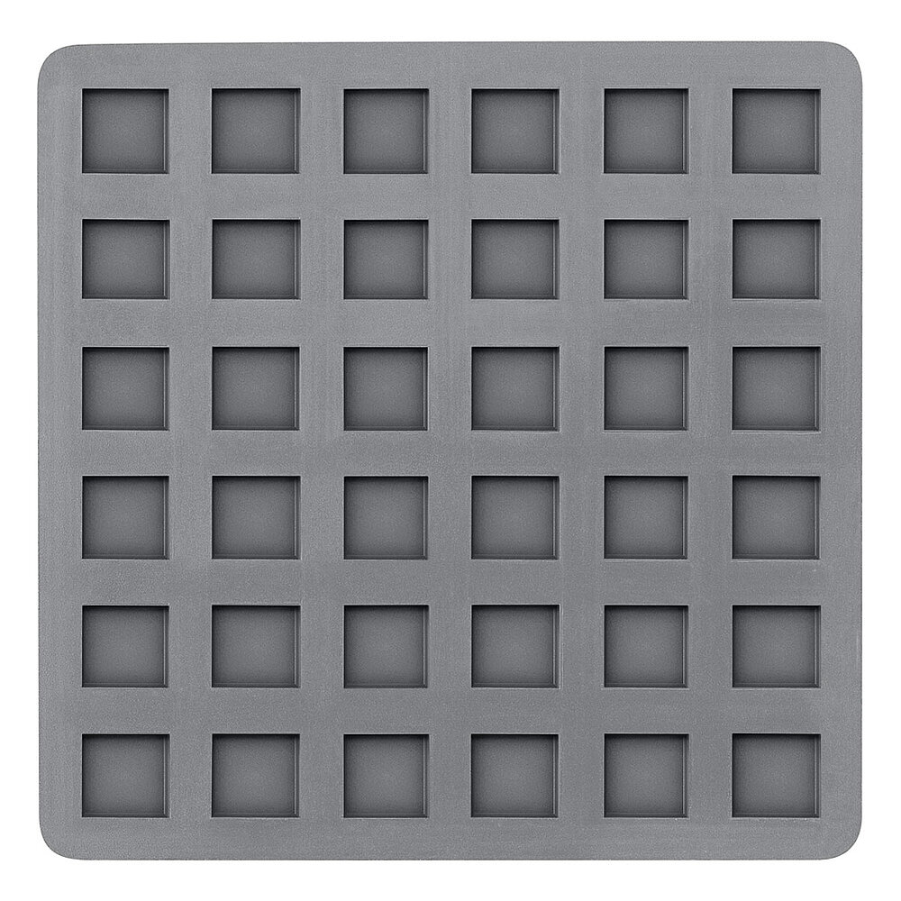 ein mittelgroßes hellgraues quadratisches Elastomer-Formstück in der Ansicht von unten mit 36 kleinen quadratischen Profilvertiefungen auf weißem Hintergrund