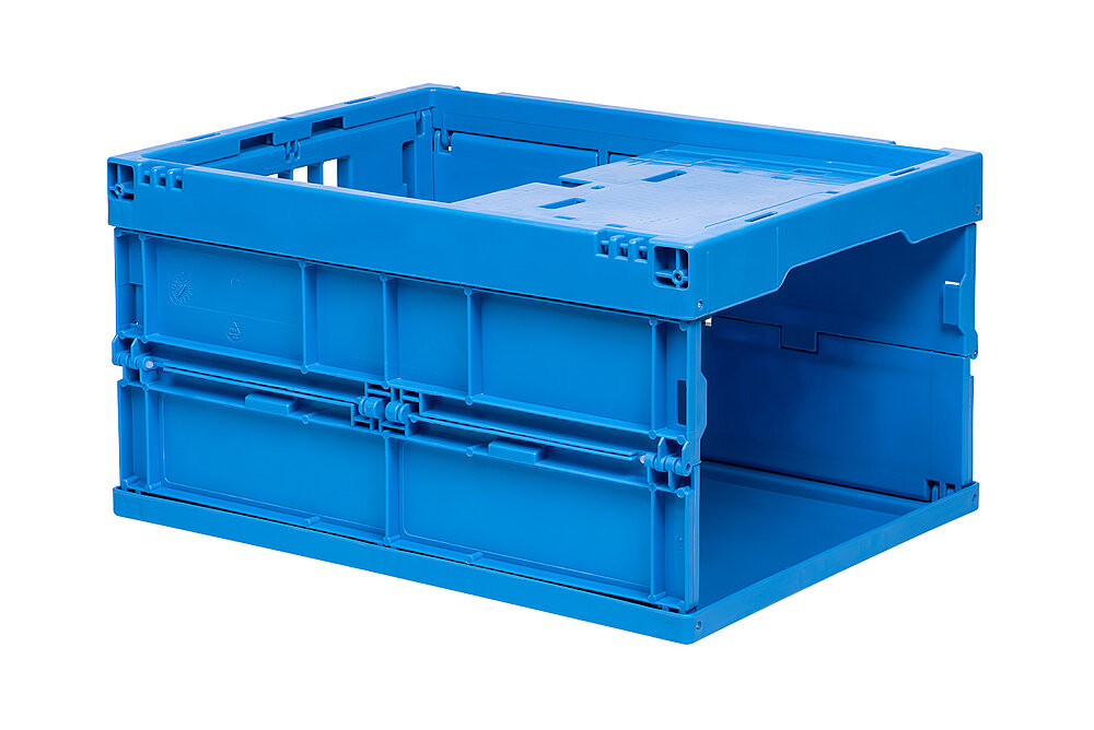 eine blaue Faltbox aus Kunststoff mit einer eingeklappten Stirnseite, freigestellt auf weißem Hintergrund