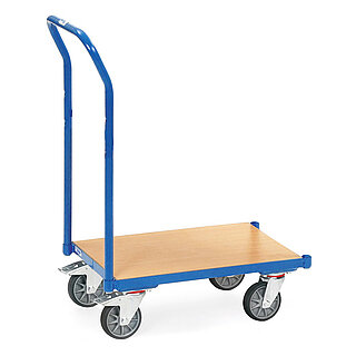 ein blauer FETRA® Rollwagen für Eurokästen mit Holzplattform und Schiebebügel auf weißem Hintergrund