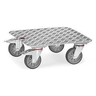 ein FETRA® Kistenroller mit tiefliegender rechteckiger Plattform aus stabilem Aluminiumblech mit gekreuzter Quintett-Profilierung, abgerundeten Ecken und Griffmulde, darunter vier Lenkrollen, die hinteren feststellbar, freigestellt auf weißem Hintergrund