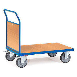 ein blauer FETRA® Plattformwagen aus Profilstahl mit Schiebebügel aus Stahlrohr mit eingefasster heller Holzrückwand, hellem Holzeinlegeboden, zwei Bockrollen vorne und zwei feststellbaren Lenkrollen hinten, freigestellt auf weißem Hintergrund