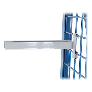 eine hellgraue FETRA® Einhängegabel mit zwei flachen Zinken aus Metall, eingehängt in einen blauen Metallgitterwagen, freigestellt auf weißem Hintergrund