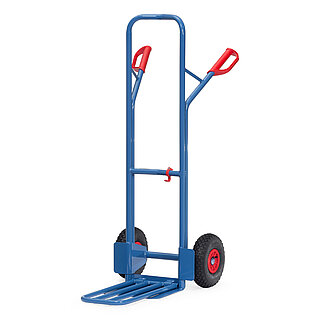 eine blaue FETRA® Paketkarre aus doppeltem Stahlrohr mit Luftbereifung, ausgeklappter Stahlrohr-Ladeschaufel und roten Handgriffen auf weißem Hintergrund