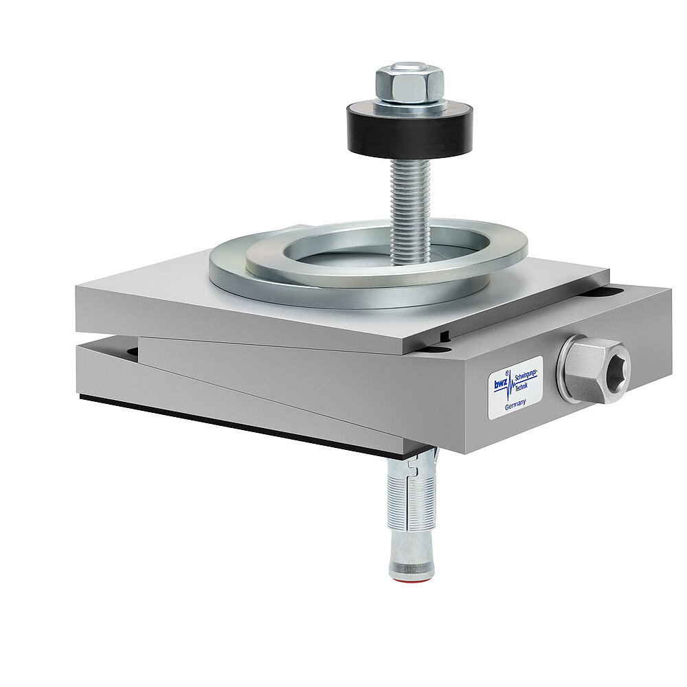 aus Ober-, Mittel- und Unterteil bestehender, quadratischer, höhenverstellbarer Maschinenschuh aus plangefrästem Metall, eingestellt auf minimale Höhe, silber-grau lackiert, mit keilförmigem Mittelteil mit mittig auf der Seite platzierter Sechskantschraube zur Höhenverstellung, einer aus zwei sphärischen, versetzt aufeinander liegenden Metallringen bestehenden Winkelkalotte auf dem Oberteil, einer durch das Unterteil durchgehenden, nach oben herausragenden Befestigungsschraube mit Isolierscheibe, dünnem, schwarzem Elastomer ohne Profilierung für Gleitschutz unten und darunter ein verzinkter Dübel zur Bodenbefestigung, freigestellt auf weißem Hintergrund