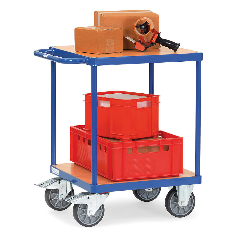 ein quadratischer blauer FETRA® Tischwagen aus Stahlrohr und Profilstahl mit zwei Etagen, Schiebebügel, hellen Holzeinlegeböden, zwei Bockrollen vorne, zwei feststellbaren Lenkrollen hinten und beladen mit roten Kunststoffkisten und Klebebandroller, freigestellt auf weißem Hintergrund