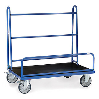 ein breiter blauer FETRA® Plattenwagen für einseitige Anlage mit seitlichen fest installierten Rohrbügeln und Plattform mit Riefengummi auf weißem Hintergrund