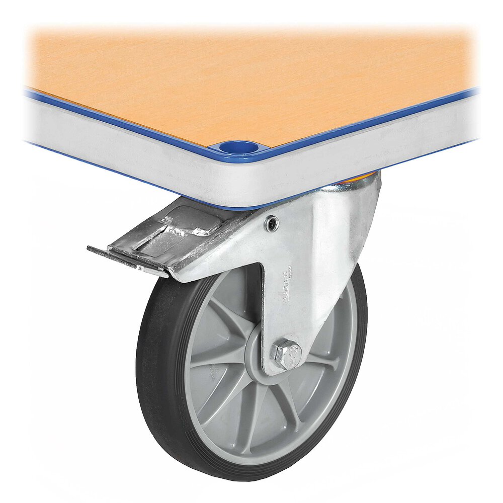 Detailansicht eines blauen FETRA® Plattformwagens aus Profilstahl mit darauf aussen umlaufender, hellgrauer Schutzleiste aus Moosgummi, Steckloch an der Ecke, hellem Holzeinlegeboden, einer feststellbaren Lenkrolle mit dunkelgrauer TPE-Bereifung auf Metallfelge mit Sternmuster und darüberliegendem, verzinktem Feststellhebel, freigestellt auf weißem Hintergrund