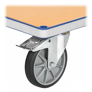 Detailansicht eines blauen FETRA® Plattformwagens aus Profilstahl mit darauf aussen umlaufender, hellgrauer Schutzleiste aus Moosgummi, Steckloch an der Ecke, hellem Holzeinlegeboden, einer feststellbaren Lenkrolle mit dunkelgrauer TPE-Bereifung auf Metallfelge mit Sternmuster und darüberliegendem, verzinktem Feststellhebel, freigestellt auf weißem Hintergrund