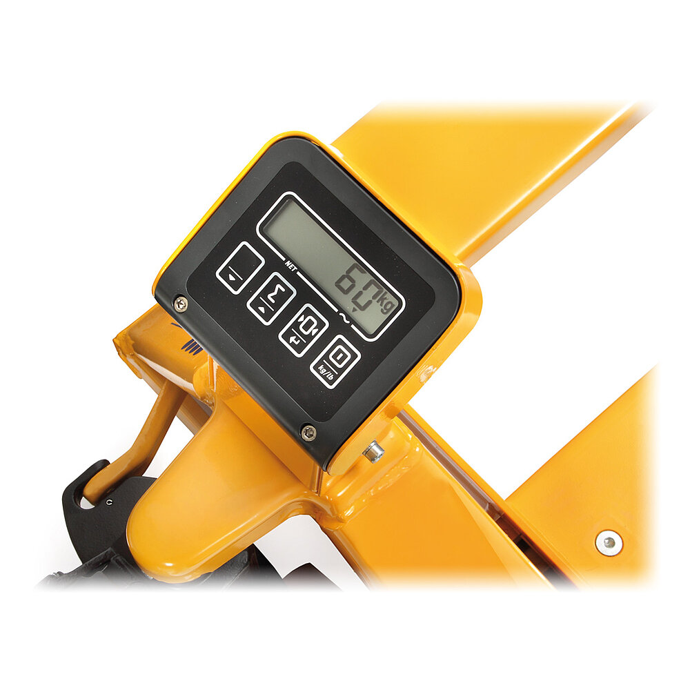 Detailansicht der integrierten Digitalwaage auf einem gelbem FETRA® Gabelhubwagen, freigestellt auf weißem Hintergrund