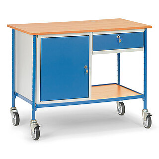 ein blauer FETRA® Rolltisch mit 2 Etagen, Schrankabteil und Schublade auf weißem Hintergrund