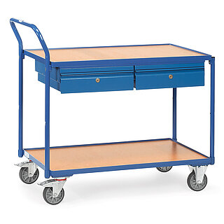 ein blauer FETRA® Tischwagen aus Stahlrohr und Profilstahl mit zwei Etagen, nach hinten gebogenem Schiebebügel, hellen Holzeinlegeböden, zwei Bockrollen vorne, zwei feststellbaren Lenkrollen hinten und zwei unter der oberen Tischplatte montierten abschließbaren Schubladen, freigestellt auf weißem Hintergrund