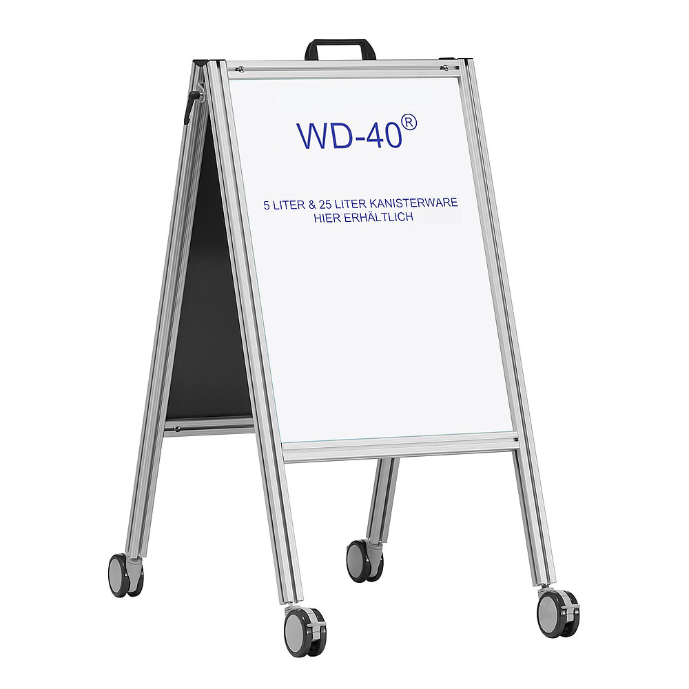 ein mobiler aufklappbarer Werbeaufsteller aus Aluminiumprofil auf vier großen feststellbaren Lenkrollen mit eingelegtem DIN A 2 Ausdruck mit blauer WD-40® Werbeschrift, freigestellt auf weißem Hintergrund