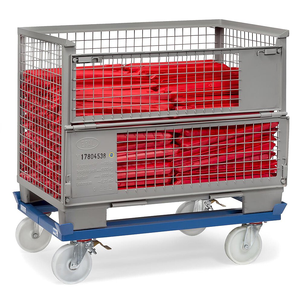 ein blauer FETRA® Trolley für marktübliche Routenzüge mit weißer Polyamid-Bereifung beladen mit einer grauen Gitterbox mit roter Ladung auf weißem Hintergrund