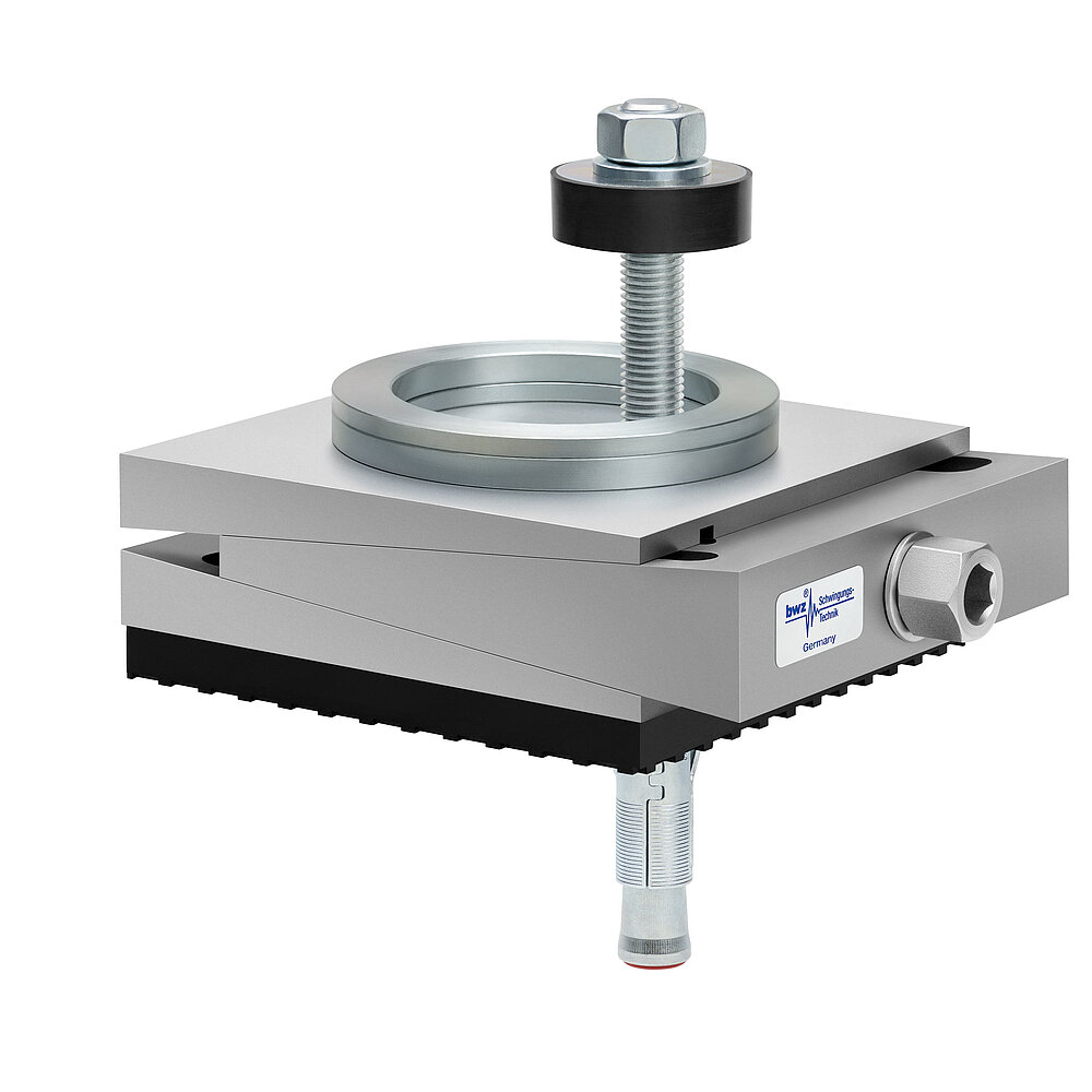 aus Ober-, Mittel- und Unterteil bestehender, quadratischer, höhenverstellbarer Maschinenschuh aus plangefrästem Metall, eingestellt auf minimale Höhe, silber-grau lackiert, mit keilförmigem Mittelteil mit mittig auf der Seite platzierter Sechskantschraube zur Höhenverstellung, einer aus zwei sphärischen, gerade aufeinander liegenden Metallringen bestehenden Winkelkalotte auf dem Oberteil, einer durch das Unterteil durchgehenden, nach oben herausragenden Befestigungsschraube mit Isolierscheibe, mitteldickem, schwarzem Elastomer mit Profilierung zur Schwingungsisolierung unten und darunter ein verzinkter Dübel zur Bodenbefestigung, freigestellt auf weißem Hintergrund