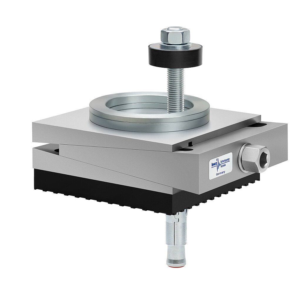 aus Ober-, Mittel- und Unterteil bestehender, quadratischer, höhenverstellbarer Maschinenschuh aus plangefrästem Metall, eingestellt auf minimale Höhe, silber-grau lackiert, mit keilförmigem Mittelteil mit mittig auf der Seite platzierter Sechskantschraube zur Höhenverstellung, einer aus zwei sphärischen, gerade aufeinander liegenden Metallringen bestehenden Winkelkalotte auf dem Oberteil, einer durch das Unterteil durchgehenden, nach oben herausragenden Befestigungsschraube mit Isolierscheibe, dickem, schwarzem Elastomer mit Profilierung zur Schwingungsisolierung unten und darunter ein verzinkter Dübel zur Bodenbefestigung, freigestellt auf weißem Hintergrund