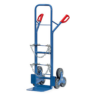 eine blaue FETRA® Treppenkarre aus Stahlrohr für Stahlflaschentransport mit dreiarmigem Radstern, Ladeschaufel, roten Handgriffen und zweifacher Kettensicherung für die Gasflaschen, freigestellt auf weißem Hintergrund