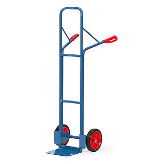 eine hohe blaue FETRA® Stapelkarre aus doppeltem Stahlrohr mit Vollgummibereifung, Ladeschaufel und roten Handgriffen auf weißem Hintergrund