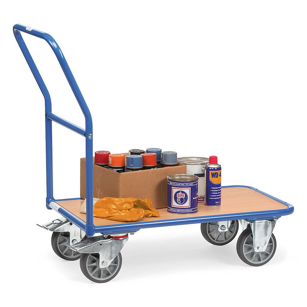 ein blauer FETRA® Magazinwagen aus Stahlrohr mit bündig eingelegter tiefliegender Plattform aus hellem Holz, nach hinten abknickendem Schiebebügel, zwei Bockrollen vorne, zwei Lenkrollen hinten und beladen mit einem Karton mit diversen Spraydosen, freigestellt auf weißem Hintergrund