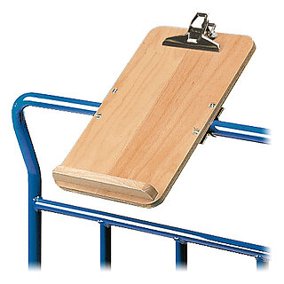 eine rechteckige FETRA® Schreibtafel aus hellem Holz mit silbernem Dokumentenclip oben und Abrutschsicherung unten, montiert an den Schiebebügel eines blauen FETRA® Transportwagens, freigestellt auf weißem Hintergrund