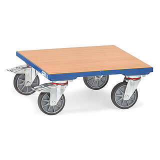 ein blauer FETRA® Kistenroller aus geschweißtem Profilstahl mit tiefliegender bündig eingepasster heller Holzplattform und vier Lenkrollen, die hinteren feststellbar, freigestellt auf weißem Hintergrund