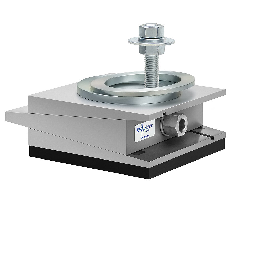 aus Ober-, Mittel- und Unterteil bestehender, quadratischer, höhenverstellbarer Maschinenschuh aus plangefrästem Metall, eingestellt auf maximale Höhe, silber-grau lackiert, mit keilförmigem Mittelteil mit mittig auf der Seite platzierter Sechskantschraube zur Höhenverstellung, einer aus zwei sphärischen, versetzt aufeinander liegenden Metallringen bestehenden Winkelkalotte auf dem Oberteil, einer im Unterteil verschraubten Befestigungsschraube und mitteldickem, schwarzem Elastomer ohne Profilierung zur Schwingungsdämpfung unten, freigestellt auf weißem Hintergrund