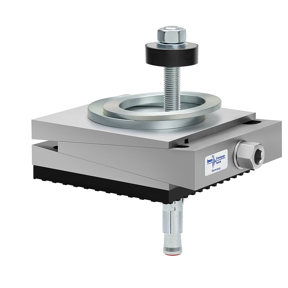 aus Ober-, Mittel- und Unterteil bestehender, quadratischer, höhenverstellbarer Maschinenschuh aus plangefrästem Metall, eingestellt auf minimale Höhe, silber-grau lackiert, mit keilförmigem Mittelteil mit mittig auf der Seite platzierter Sechskantschraube zur Höhenverstellung, einer aus zwei sphärischen, versetzt aufeinander liegenden Metallringen bestehenden Winkelkalotte auf dem Oberteil, einer durch das Unterteil durchgehenden, nach oben herausragenden Befestigungsschraube mit Isolierscheibe, mitteldickem, schwarzem Elastomer mit Profilierung zur Schwingungsdämpfung unten und darunter ein verzinkter Dübel zur Bodenbefestigung, freigestellt auf weißem Hintergrund