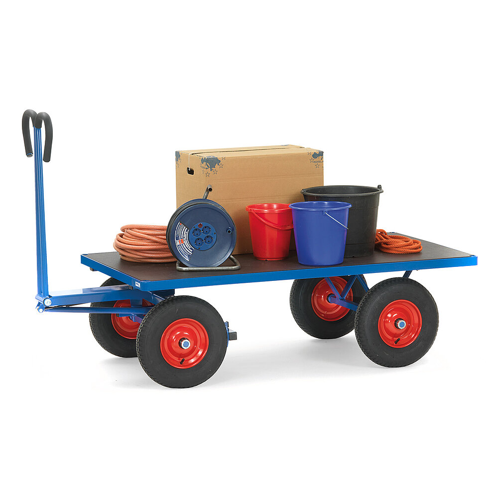 ein blauer FETRA® Handpritschenwagen mit Handdeichsel, brauner Ladefläche, Luftbereifung und beladen mit Eimern und Arbeitsutensilien auf weißem Hintergrund