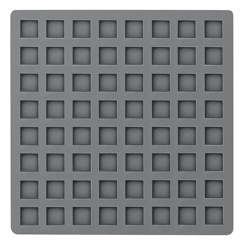 ein großes hellgraues quadratisches Elastomer-Formstück in der Ansicht von unten mit 64 kleinen quadratischen Profilvertiefungen auf weißem Hintergrund