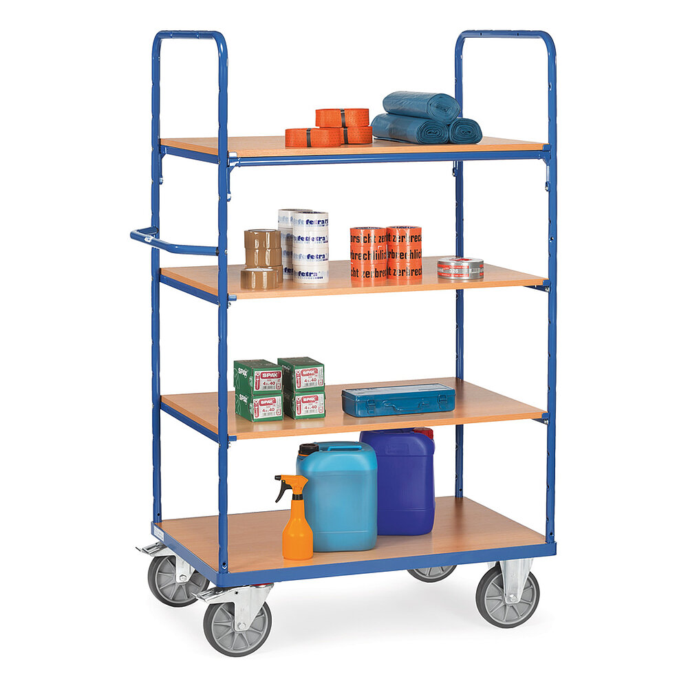 ein hoher blauer FETRA® Etagenwagen mit Schiebebügel, vier hellen Etagen-Holzböden mit viel Etagenabstand zueinander, zwei Bockrollen vorne, zwei feststellbaren Lenkrollen hinten, und beladen mit verschiedenen Kleberollen, Werkzeug und Kanistern, freigestellt auf weißem Hintergrund
