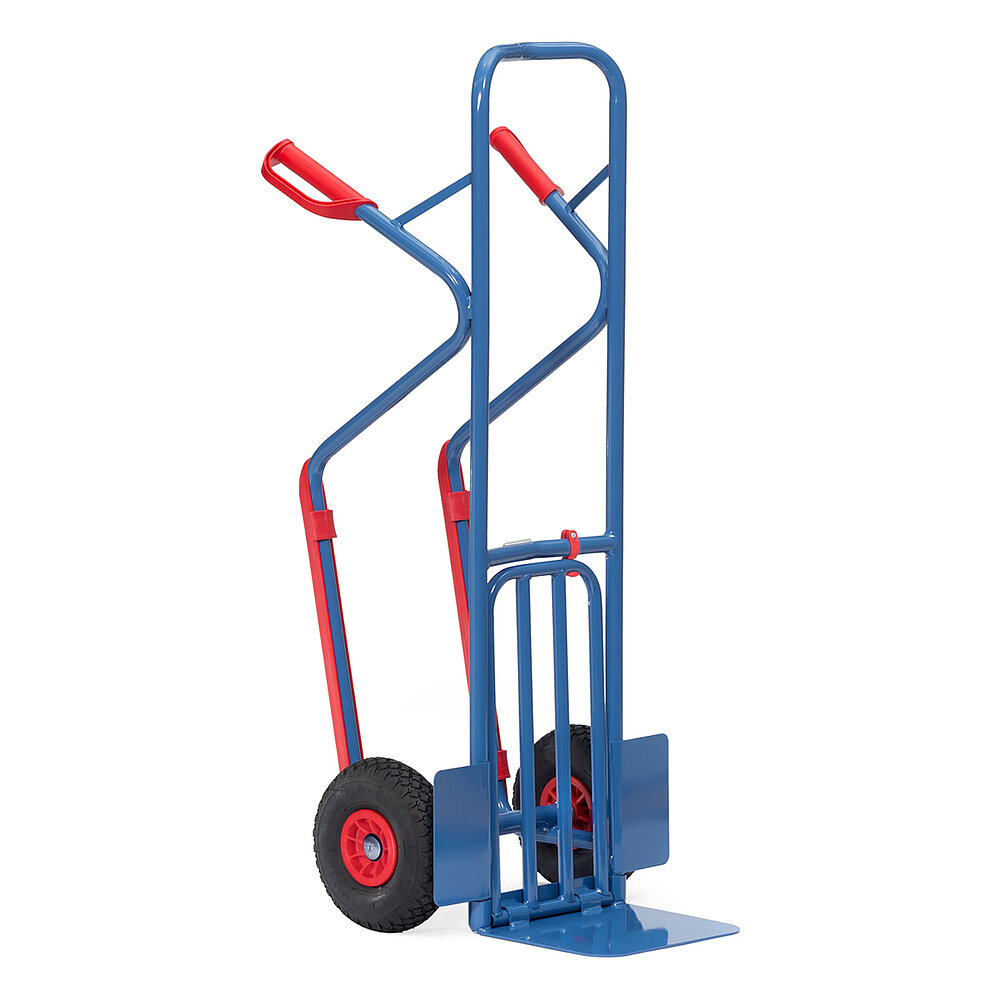 eine blaue FETRA® Paketkarre mit Polyurethan-Bereifung, hochgeklappter Stahlrohr-Ladeschaufel, geschwungenen Stützkufen für Horizontallage und roten Handgriffen auf weißem Hintergrund