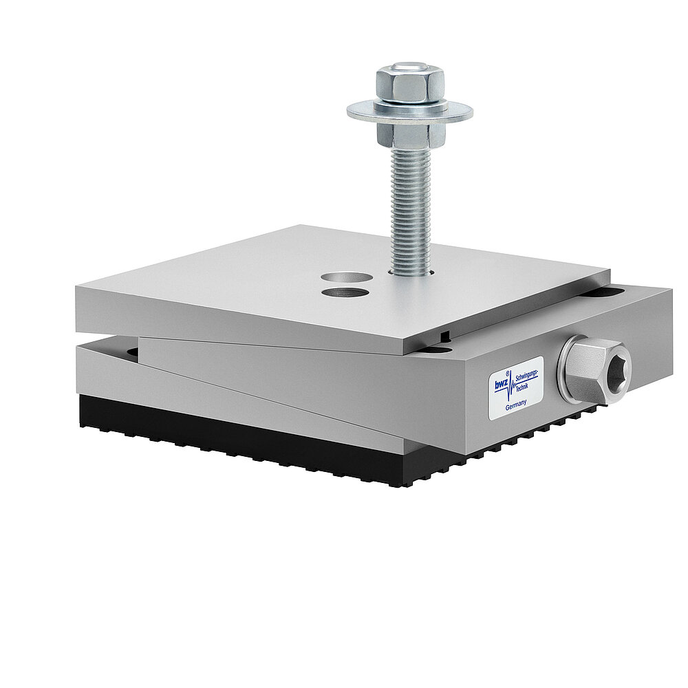 aus Ober-, Mittel- und Unterteil bestehender, quadratischer, höhenverstellbarer Maschinenschuh aus plangefrästem Metall, eingestellt auf minimale Höhe, silber-grau lackiert, mit keilförmigem Mittelteil mit mittig auf der Seite platzierter Sechskantschraube zur Höhenverstellung, zwei Löchern für Befestigungsschrauben im Oberteil, einer im Unterteil verschraubten Befestigungsschraube und mitteldickem, schwarzem Elastomer mit Profilierung zur Schwingungsdämpfung unten, freigestellt auf weißem Hintergrund