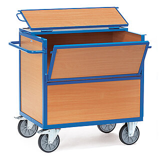 ein blauer FETRA® Holzkastenwagen mit braunen Seitenwänden und Deckel auf weißem Hintergrund