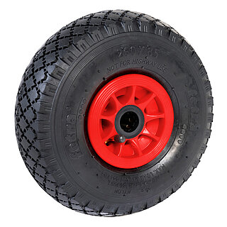 ein schwarzes FETRA® Rad für Transportkarren mit profilierter Luftbereifung, roter Kunststofffelge und schwarzer Nabe auf weißem Hintergrund