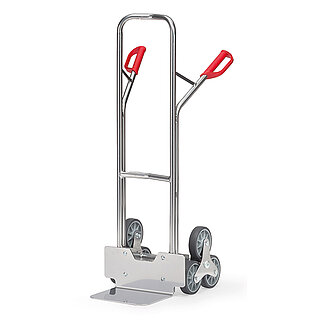 eine silberfarbene FETRA® Treppenkarre aus Aluminium-Stahlrohr mit dreiarmigem Radstern, Ladeschaufel und roten Handgriffen auf weißem Hintergrund