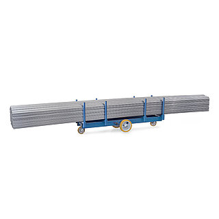 ein blauer länglicher FETRA® Rollwagen mit acht vertikalen Rohren und vier rhombisch angeordneten Rädern mit Polyurethanbereifung und beladen mit einem langen grauen Rohrbündel auf weißem Hintergrund