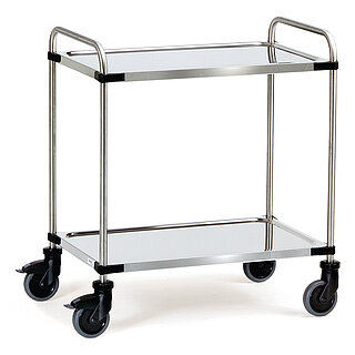 ein silbrig glänzender FETRA® Schiebewagen aus Edelstahlrohr mit zwei Etagen, jeweils mit leicht vertieften durchgängigen Edelstahlblechen und vier Lenkrollen, davon zwei feststellbar, freigestellt auf weißem Hintergrund