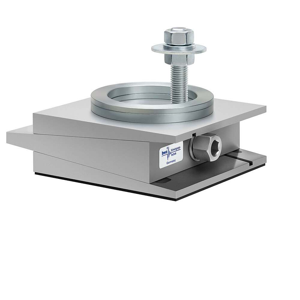 aus Ober-, Mittel- und Unterteil bestehender, quadratischer, höhenverstellbarer Maschinenschuh aus plangefrästem Metall, eingestellt auf maximale Höhe, silber-grau lackiert, mit keilförmigem Mittelteil mit mittig auf der Seite platzierter Sechskantschraube zur Höhenverstellung, einer aus zwei sphärischen, gerade aufeinander liegenden Metallringen bestehenden Winkelkalotte auf dem Oberteil, einer im Unterteil verschraubten Befestigungsschraube und dünnem, schwarzem Elastomer ohne Profilierung für Gleitschutz unten, freigestellt auf weißem Hintergrund