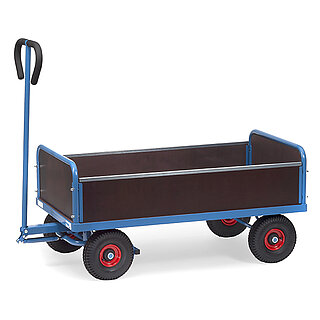 ein blauer 2-achsiger FETRA® Handwagen mit Lenkdeichsel, 4 braunen Seitenwänden und Luftbereifung auf weißem Hintergrund
