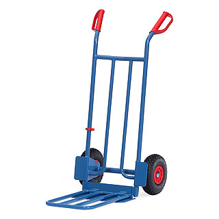 eine blaue FETRA® Paketkarre aus Stahlrohr mit Polyurethan-Bereifung, ausgeklappter Stahlrohr-Ladeschaufel und roten Handgriffen auf weißem Hintergrund