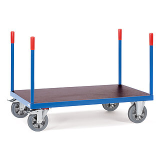 ein blauer FETRA® Plattformwagen für schwere Lasten mit brauner Bodenplatte und Rungenstangen an allen vier Ecken auf weißem Hintergrund