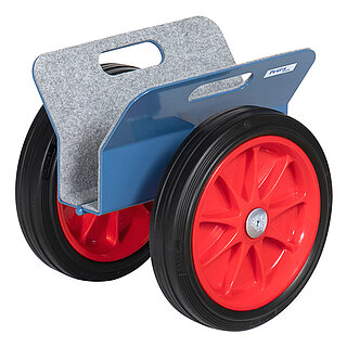 ein blauer FETRA® Roller zum Transport von Platten mit zwei schwarzen Vollgummireifen auf roten Felgen vor weißem Hintergrund