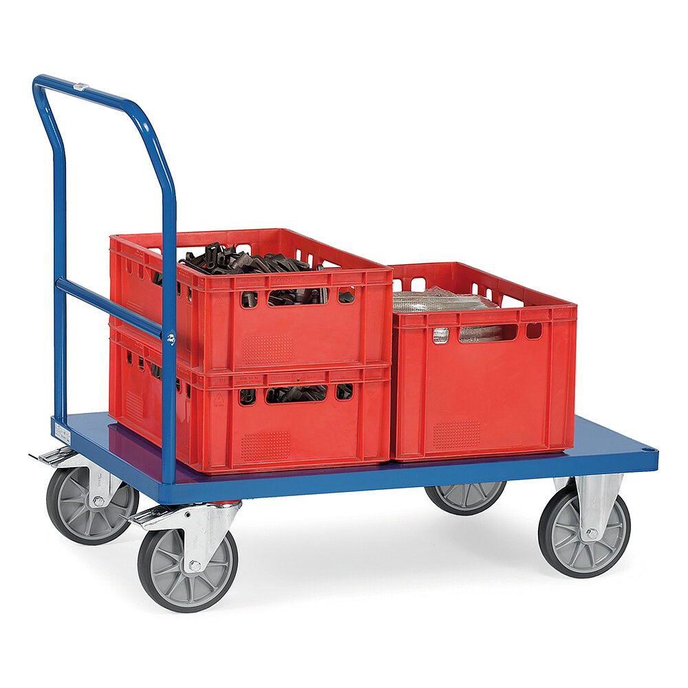 ein blauer FETRA® Plattformwagen aus Profilstahl mit Schiebebügel aus Stahlrohr mit extra Querstrebe, bündigem Boden aus blauem Stahlblech, zwei Bockrollen vorne, zwei feststellbaren Lenkrollen hinten und beladen mit drei roten Kunststoffkisten, freigestellt auf weißem Hintergrund