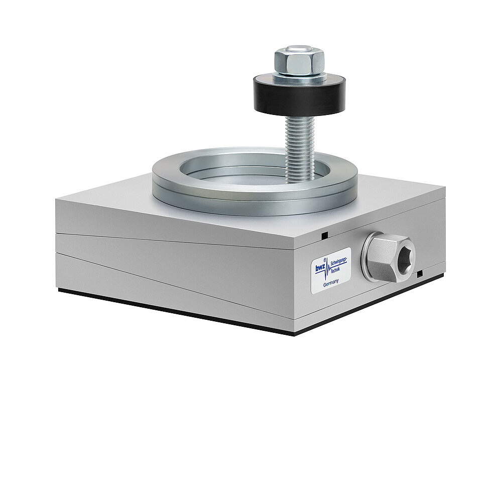 aus Ober-, Mittel- und Unterteil bestehender, quadratischer, höhenverstellbarer Maschinenschuh aus plangefrästem Metall, eingestellt auf mittlere Höhe, silber-grau lackiert, mit keilförmigem Mittelteil mit mittig auf der Seite platzierter Sechskantschraube zur Höhenverstellung, einer aus zwei sphärischen, gerade aufeinander liegenden Metallringen bestehenden Winkelkalotte auf dem Oberteil, einer durch das Unterteil durchgehenden, nach oben herausragenden Befestigungsschraube mit Isolierscheibe und dünnem, schwarzem Elastomer ohne Profilierung für Gleitschutz unten, freigestellt auf weißem Hintergrund