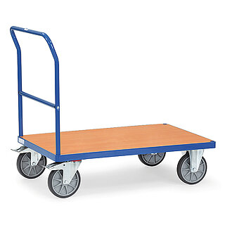 ein blauer FETRA® Plattformwagen aus Profilstahl mit Schiebebügel aus Stahlrohr mit extra Querstrebe, hellem Holzeinlegeboden, zwei Bockrollen vorne und zwei feststellbaren Lenkrollen hinten, freigestellt auf weißem Hintergrund