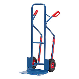 eine blaue FETRA® Stapelkarre aus Stahlrohr mit Polyurethanbereifung, breiter Ladeschaufel, aufgesteckten Kunststoffgleitkufen und roten Handgriffen auf weißem Hintergrund