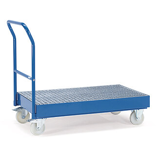 ein blauer FETRA® Schiebebügelwagen mit öldichter Auffangwanne und bündig eingelegtem Gitterrost, für Transport und Lagerung von Fässern und anderen Flüssigkeitsgefäßen, freigestellt auf weißem Hintergrund