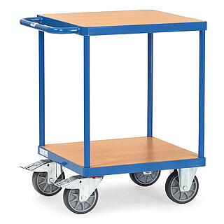 ein quadratischer blauer FETRA® Tischwagen aus Stahlrohr und Profilstahl mit zwei Etagen, Schiebebügel, hellen Holzeinlegeböden, zwei Bockrollen vorne und zwei feststellbaren Lenkrollen hinten, freigestellt auf weißem Hintergrund