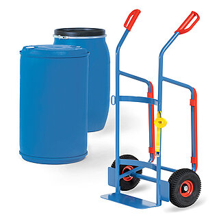 eine blaue FETRA® Karre aus Stahlrohr mit zwei Rädern mit Luftbereifung auf roten Felgen, Stahlblechschaufel, roten Handgriffen und rückseitigen Kufen für Horizontallage in Ruheposition, dahinter zwei blaue Fässer aus Kunststoff mit blauem und schwarzem Deckel, freigestellt auf weißem Hintergrund