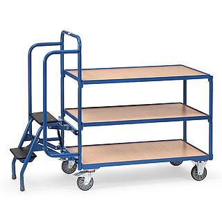 ein blauer FETRA® Kommissionierwagen mit drei Etagen und anklappbarer Leiter auf weißem Hintergrund