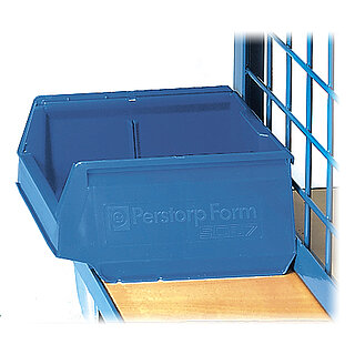 ein blauer Kunststoffkasten mit Griffmulde vorne, platziert in einem blauen FETRA® Metallgitterwagen, freigestellt auf weißem Hintergrund